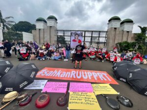 Perempuan Indonesia menggelar aksi unjuk rasa mendesak Ketua DPR RI Puan Maharani mensahkan RUU PPRT